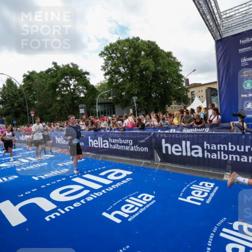 29.06.2025 - hella hamburg halbmarathon Zöllner http://msf.ph/oto/8410874 29.06.2025 10:45:14 Ziel 2270, 4997, 6054, 6375, 6575, 6819, 7087, 9302, 10313, 12783, 15365, 15636, 15651, 15760, 16513, 16685, 16689, 17120, 17960, 18346, 18718 meine-sportfotos.de