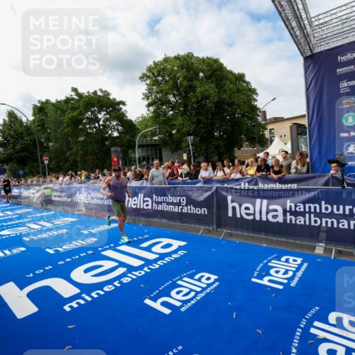 29.06.2025 - hella hamburg halbmarathon Zöllner http://msf.ph/oto/8410895 29.06.2025 10:21:04 Ziel 6530, 16120, 19075 meine-sportfotos.de