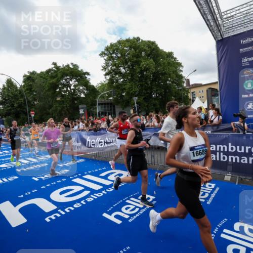 29.06.2025 - hella hamburg halbmarathon Zöllner http://msf.ph/oto/8410907 29.06.2025 10:45:16 Ziel 2188, 2270, 6054, 6375, 6575, 6819, 7087, 9302, 10064, 12783, 15563, 15636, 15651, 15741, 15760, 16513, 16685, 16689, 17120, 17960, 18346, 18718 meine-sportfotos.de