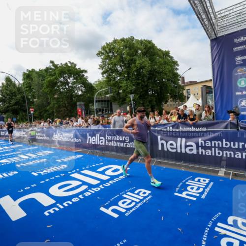 29.06.2025 - hella hamburg halbmarathon Zöllner http://msf.ph/oto/8410913 29.06.2025 10:21:04 Ziel 6530, 16120, 19075 meine-sportfotos.de
