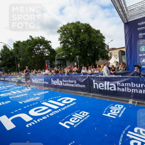 29.06.2025 - hella hamburg halbmarathon Zöllner http://msf.ph/oto/8410923 29.06.2025 10:21:06 Ziel 6530, 16120 meine-sportfotos.de