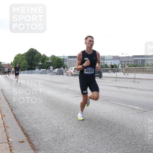 29.06.2025 - hella hamburg halbmarathon Lena Gebhardt http://msf.ph/oto/8410947 29.06.2025 09:39:13 Lombardsbrücke 4524, 4524, 13016, 14188, 16529, 16548, 18694, 19072 meine-sportfotos.de