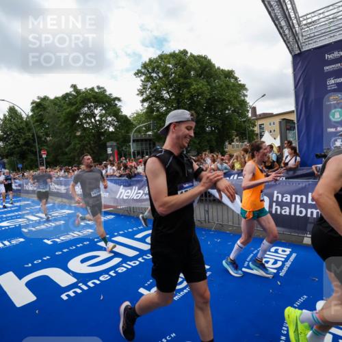 29.06.2025 - hella hamburg halbmarathon Zöllner http://msf.ph/oto/8410948 29.06.2025 10:45:18 Ziel 2188, 6054, 6375, 6575, 6819, 7087, 10064, 12783, 15563, 15636, 15651, 15741, 15760, 16513, 17120, 17960, 18346, 18718 meine-sportfotos.de