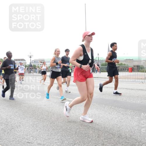 29.06.2025 - hella hamburg halbmarathon Lena Gebhardt http://msf.ph/oto/8410959 29.06.2025 10:51:04 Lombardsbrücke 5553, 11577, 8779, 16, 7141, 1129, 1203, 1208, 1404, 1478, 1930, 2200, 2202, 2358, 2380, 2859, 3184, 3229, 3647, 3838, 3934, 4156, 4642, 4652, 4695, 4713, 4771, 4848, 4920, 5286, 5289, 5357, 5530, 6178, 6961, 7012, 7133, 7141, 7161, 7770, 7771, 7825, 7938, 8040, 8200, 8410, 8672, 8779, 8833, 8986, 9096, 9166, 9167, 9168, 9933, 10029, 10437, 10552, 10614, 10636, 11052, 11252, 11577, 12392, 12393, 14534, 15416 meine-sportfotos.de