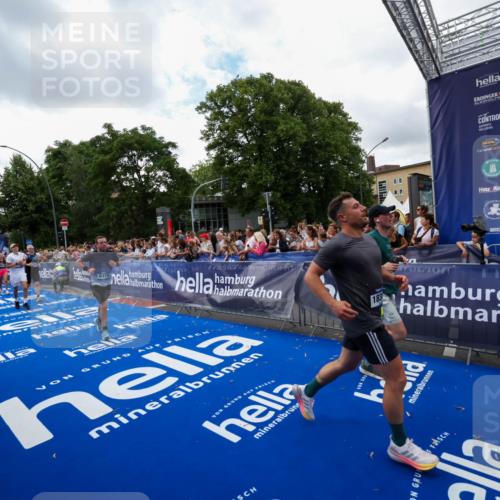 29.06.2025 - hella hamburg halbmarathon Zöllner http://msf.ph/oto/8410961 29.06.2025 10:45:19 Ziel 2188, 5706, 6054, 6375, 7087, 9105, 10064, 12783, 15563, 15636, 15651, 15741, 15760, 16513, 17120, 18346, 18718 meine-sportfotos.de
