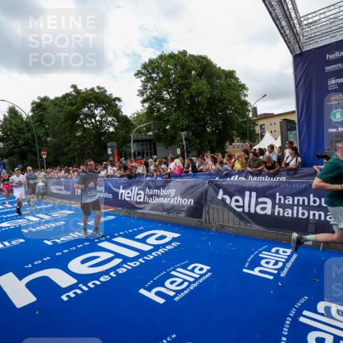 29.06.2025 - hella hamburg halbmarathon Zöllner http://msf.ph/oto/8410967 29.06.2025 10:45:19 Ziel 2188, 5706, 6054, 6375, 7087, 9105, 10064, 12783, 15563, 15636, 15651, 15741, 15760, 16513, 17120, 18346, 18718 meine-sportfotos.de