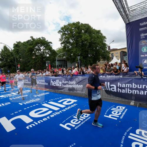 29.06.2025 - hella hamburg halbmarathon Zöllner http://msf.ph/oto/8410980 29.06.2025 10:45:20 Ziel 2188, 2367, 2470, 5706, 6054, 6375, 9105, 10064, 12783, 15563, 15636, 15651, 15741, 15760, 16513 meine-sportfotos.de