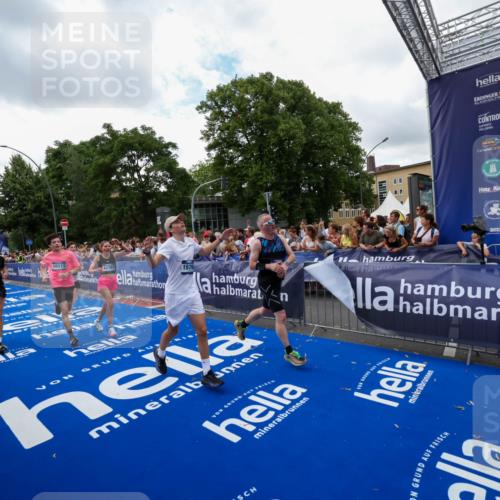 29.06.2025 - hella hamburg halbmarathon Zöllner http://msf.ph/oto/8410989 29.06.2025 10:45:21 Ziel 2188, 2367, 2470, 3186, 5706, 6054, 6375, 9105, 10064, 11469, 12783, 15563, 15636, 15741, 15760, 16513, 17499 meine-sportfotos.de