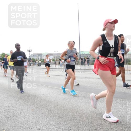 29.06.2025 - hella hamburg halbmarathon Lena Gebhardt http://msf.ph/oto/8411016 29.06.2025 10:51:04 Lombardsbrücke 165, 8779, 5501, 1129, 1203, 1208, 1404, 1478, 1930, 2200, 2202, 2358, 2380, 2859, 3184, 3229, 3647, 3838, 3934, 4156, 4642, 4652, 4695, 4713, 4771, 4848, 4920, 5286, 5289, 5357, 5530, 6178, 6961, 7012, 7133, 7141, 7161, 7770, 7771, 7825, 7938, 8040, 8200, 8410, 8672, 8779, 8833, 8986, 9096, 9166, 9167, 9168, 9933, 10029, 10437, 10552, 10614, 10636, 11052, 11252, 11577, 12392, 12393, 14534, 15416 meine-sportfotos.de