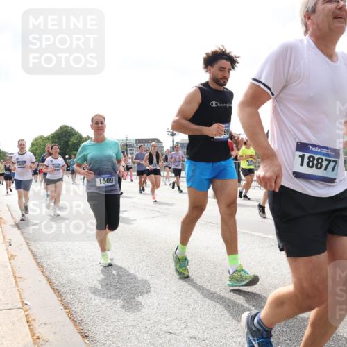 29.06.2025 - hella hamburg halbmarathon Lena Gebhardt http://msf.ph/oto/8411021 29.06.2025 10:41:48 Lombardsbrücke 19037, 1509, 99, 18877, 1039, 1314, 1509, 1536, 1542, 1623, 1648, 1712, 2145, 2153, 2258, 3326, 3344, 3459, 3460, 3568, 3623, 4415, 4541, 4610, 4735, 4736, 4787, 5432, 5928, 5942, 6136, 6137, 6153, 6250, 6320, 6430, 6436, 6450, 6618, 6793, 6837, 6846, 6894, 7022, 7023, 7477, 7955, 7968, 8004, 8162, 8163, 8300, 8301, 8443, 8586, 8848, 8897, 8908, 9223, 9467, 9588, 10181, 10348, 10483, 10623, 11011, 11166 meine-sportfotos.de