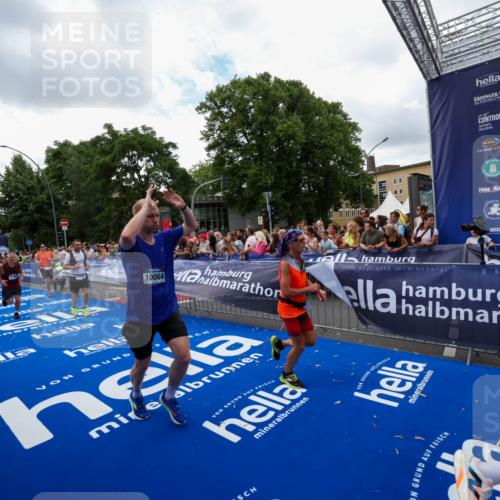 29.06.2025 - hella hamburg halbmarathon Zöllner http://msf.ph/oto/8411023 29.06.2025 10:45:24 Ziel 1697, 2188, 2367, 2470, 3186, 5706, 9105, 10064, 11469, 14703, 15563, 15741, 17499, 18407 meine-sportfotos.de