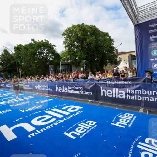 29.06.2025 - hella hamburg halbmarathon Zöllner http://msf.ph/oto/8411032 29.06.2025 10:21:14 Ziel 14717 meine-sportfotos.de