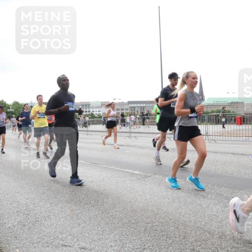 29.06.2025 - hella hamburg halbmarathon Lena Gebhardt http://msf.ph/oto/8411044 29.06.2025 10:51:04 Lombardsbrücke 1208, 553, 165, 1129, 1203, 1208, 1404, 1478, 1930, 2200, 2202, 2358, 2380, 2859, 3184, 3229, 3647, 3838, 3934, 4156, 4642, 4652, 4695, 4713, 4771, 4848, 4920, 5286, 5289, 5357, 5530, 6178, 6961, 7012, 7133, 7141, 7161, 7770, 7771, 7825, 7938, 8040, 8200, 8410, 8672, 8779, 8833, 8986, 9096, 9166, 9167, 9168, 9933, 10029, 10437, 10552, 10614, 10636, 11052, 11252, 11577, 12392, 12393, 14534, 15416 meine-sportfotos.de