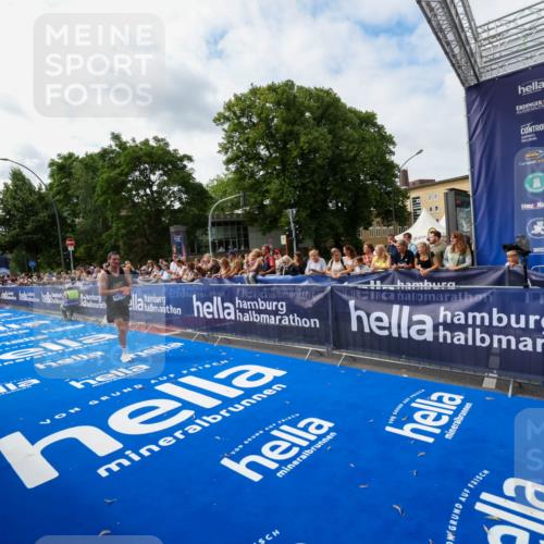 29.06.2025 - hella hamburg halbmarathon Zöllner http://msf.ph/oto/8411051 29.06.2025 10:21:15 Ziel 14717 meine-sportfotos.de