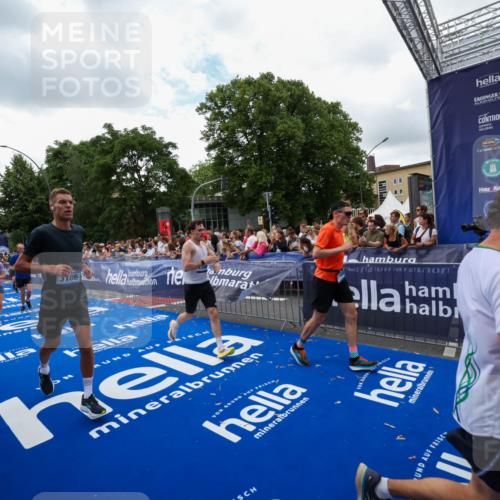29.06.2025 - hella hamburg halbmarathon Zöllner http://msf.ph/oto/8411059 29.06.2025 10:45:29 Ziel 1697, 2367, 2470, 3186, 11469, 12277, 12643, 14703, 16725, 17499, 18407, 18638 meine-sportfotos.de