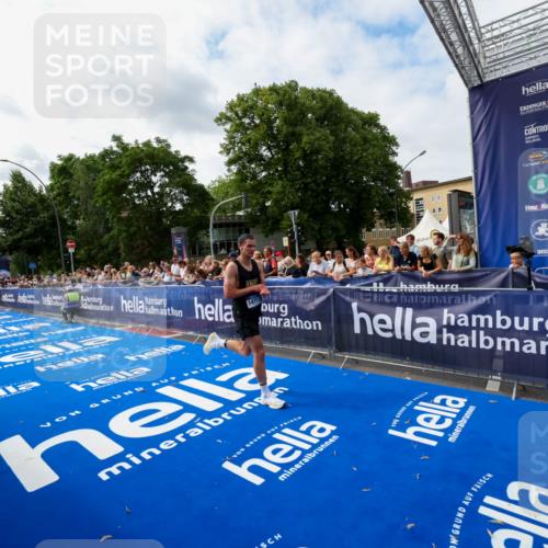 29.06.2025 - hella hamburg halbmarathon Zöllner http://msf.ph/oto/8411071 29.06.2025 10:21:15 Ziel 14717 meine-sportfotos.de
