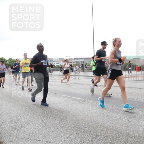 29.06.2025 - hella hamburg halbmarathon Lena Gebhardt http://msf.ph/oto/8411072 29.06.2025 10:51:04 Lombardsbrücke 7063, 1208, 3553, 1650, 1129, 1203, 1208, 1404, 1478, 1930, 2200, 2202, 2358, 2380, 2859, 3184, 3229, 3647, 3838, 3934, 4156, 4642, 4652, 4695, 4713, 4771, 4848, 4920, 5286, 5289, 5357, 5530, 6178, 6961, 7012, 7133, 7141, 7161, 7770, 7771, 7825, 7938, 8040, 8200, 8410, 8672, 8779, 8833, 8986, 9096, 9166, 9167, 9168, 9933, 10029, 10437, 10552, 10614, 10636, 11052, 11252, 11577, 12392, 12393, 14534, 15416 meine-sportfotos.de