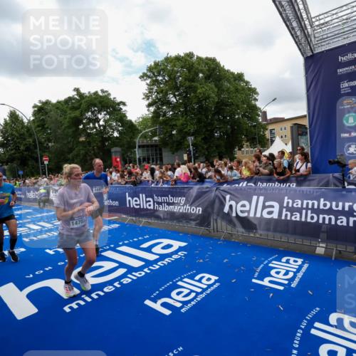 29.06.2025 - hella hamburg halbmarathon Zöllner http://msf.ph/oto/8411077 29.06.2025 10:45:31 Ziel 1697, 2415, 6831, 12277, 12643, 14062, 14703, 16725, 18407, 18638 meine-sportfotos.de