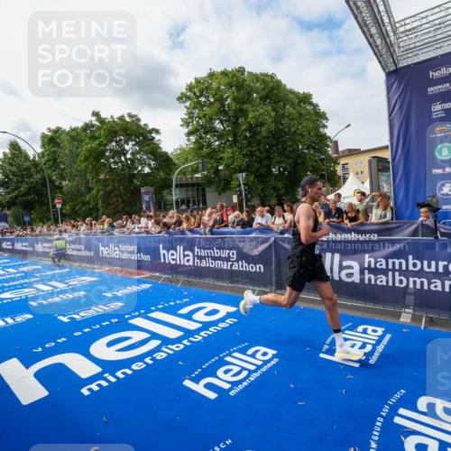 29.06.2025 - hella hamburg halbmarathon Zöllner http://msf.ph/oto/8411083 29.06.2025 10:21:16 Ziel 14717 meine-sportfotos.de