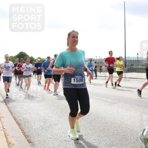 29.06.2025 - hella hamburg halbmarathon Lena Gebhardt http://msf.ph/oto/8411097 29.06.2025 10:41:48 Lombardsbrücke 19057, 19037, 17158, 1509, 1039, 1314, 1509, 1536, 1542, 1623, 1648, 1712, 2145, 2153, 2258, 3326, 3344, 3459, 3460, 3568, 3623, 4415, 4541, 4610, 4735, 4736, 4787, 5432, 5928, 5942, 6136, 6137, 6153, 6250, 6320, 6430, 6436, 6450, 6618, 6793, 6837, 6846, 6894, 7022, 7023, 7477, 7955, 7968, 8004, 8162, 8163, 8300, 8301, 8443, 8586, 8848, 8897, 8908, 9223, 9467, 9588, 10181, 10348, 10483, 10623, 11011, 11166 meine-sportfotos.de