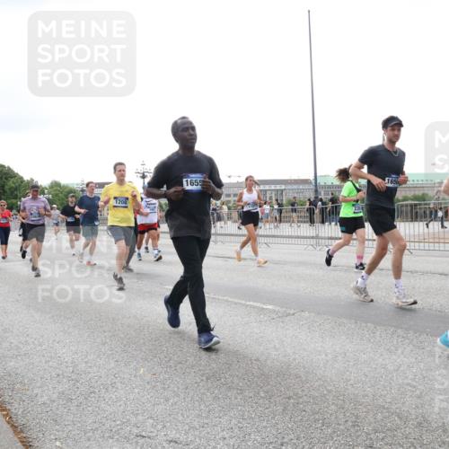 29.06.2025 - hella hamburg halbmarathon Lena Gebhardt http://msf.ph/oto/8411098 29.06.2025 10:51:05 Lombardsbrücke 1208, 1655, 1650, 8779, 1129, 1203, 1208, 1404, 1478, 1930, 2200, 2202, 2358, 2380, 2859, 3184, 3229, 3647, 3838, 3934, 4156, 4642, 4652, 4695, 4713, 4771, 4848, 4920, 5286, 5289, 5357, 5530, 6178, 6961, 7012, 7133, 7141, 7161, 7770, 7771, 7825, 7938, 8040, 8200, 8410, 8672, 8779, 8833, 8986, 9096, 9166, 9167, 9168, 9933, 10029, 10437, 10552, 10614, 10636, 11052, 11252, 11577, 12392, 12393, 14534, 15416 meine-sportfotos.de