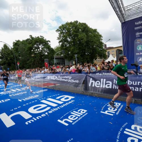29.06.2025 - hella hamburg halbmarathon Zöllner http://msf.ph/oto/8411100 29.06.2025 10:45:32 Ziel 1697, 2138, 2415, 6831, 8374, 12277, 12643, 14062, 14703, 16725, 18407, 18638 meine-sportfotos.de