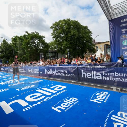 29.06.2025 - hella hamburg halbmarathon Zöllner http://msf.ph/oto/8411101 29.06.2025 10:21:26 Ziel 14933 meine-sportfotos.de