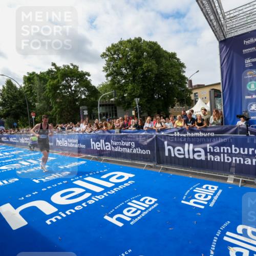29.06.2025 - hella hamburg halbmarathon Zöllner http://msf.ph/oto/8411109 29.06.2025 10:21:26 Ziel 14933 meine-sportfotos.de