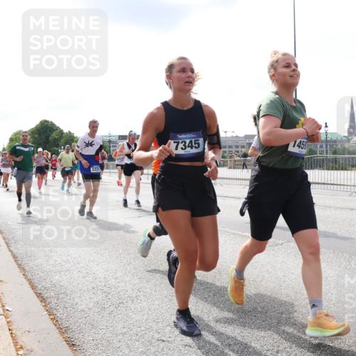 29.06.2025 - hella hamburg halbmarathon Lena Gebhardt http://msf.ph/oto/8411119 29.06.2025 10:17:06 Lombardsbrücke 2225, 7345, 1459, 1083, 1117, 1137, 1240, 1298, 1331, 1348, 1356, 1403, 1477, 1553, 1602, 1825, 2225, 2860, 2908, 3088, 3176, 3210, 3450, 3464, 3466, 3622, 5023, 5036, 5037, 5390, 5929, 5930, 5995, 6126, 6128, 6328, 6522, 6742, 6941, 6948, 7114, 7115, 7257, 7345, 7360, 7376, 7410, 7445, 7647, 7924, 7928, 7945, 8210, 8253, 8263, 8317, 8433, 8513, 8558, 8619, 8983, 9091, 9152, 9208, 9259, 9332, 9492, 9676, 10232 meine-sportfotos.de