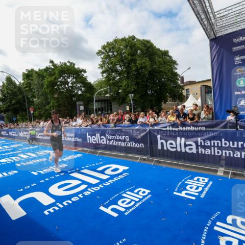29.06.2025 - hella hamburg halbmarathon Zöllner http://msf.ph/oto/8411120 29.06.2025 10:21:26 Ziel 14933 meine-sportfotos.de