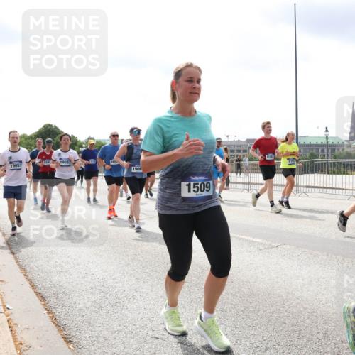 29.06.2025 - hella hamburg halbmarathon Lena Gebhardt http://msf.ph/oto/8411125 29.06.2025 10:41:48 Lombardsbrücke 8841, 19037, 3715, 165, 19057, 1906, 1509, 8162, 8163, 1039, 1314, 1509, 1536, 1542, 1623, 1648, 1712, 2145, 2153, 2258, 3326, 3344, 3459, 3460, 3568, 3623, 4415, 4541, 4610, 4735, 4736, 4787, 5432, 5928, 5942, 6136, 6137, 6153, 6250, 6320, 6430, 6436, 6450, 6618, 6793, 6837, 6846, 6894, 7022, 7023, 7477, 7955, 7968, 8004, 8162, 8163, 8300, 8301, 8443, 8586, 8848, 8897, 8908, 9223, 9467, 9588, 10181, 10348, 10483, 10623, 11011, 11166 meine-sportfotos.de