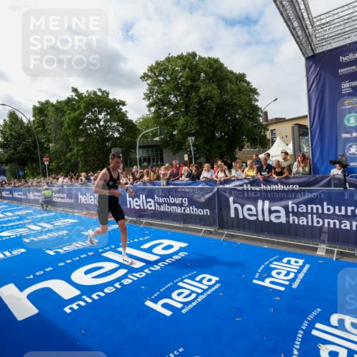 29.06.2025 - hella hamburg halbmarathon Zöllner http://msf.ph/oto/8411129 29.06.2025 10:21:27 Ziel 14933 meine-sportfotos.de