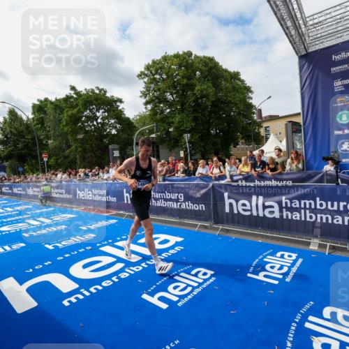 29.06.2025 - hella hamburg halbmarathon Zöllner http://msf.ph/oto/8411137 29.06.2025 10:21:27 Ziel 14933 meine-sportfotos.de