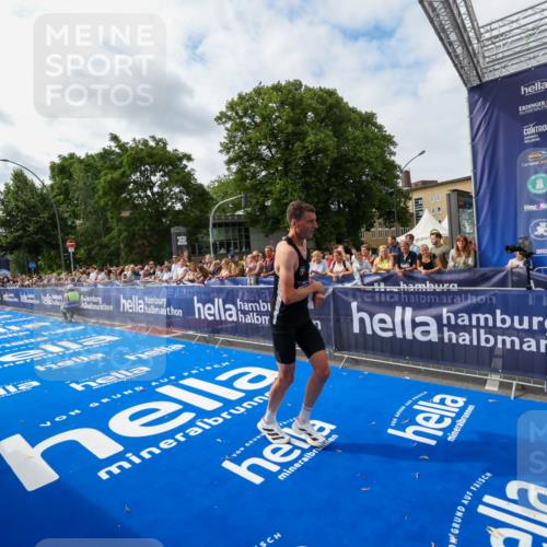 29.06.2025 - hella hamburg halbmarathon Zöllner http://msf.ph/oto/8411151 29.06.2025 10:21:27 Ziel 14933 meine-sportfotos.de