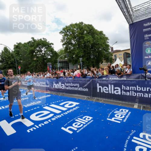 29.06.2025 - hella hamburg halbmarathon Zöllner http://msf.ph/oto/8411157 29.06.2025 10:45:39 Ziel 2138, 2415, 5623, 6071, 6831, 8374, 8668, 11291, 11495, 12154, 14062, 14764, 15666, 17674, 18862, 18878 meine-sportfotos.de