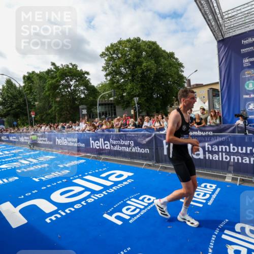 29.06.2025 - hella hamburg halbmarathon Zöllner http://msf.ph/oto/8411160 29.06.2025 10:21:28 Ziel 14933 meine-sportfotos.de