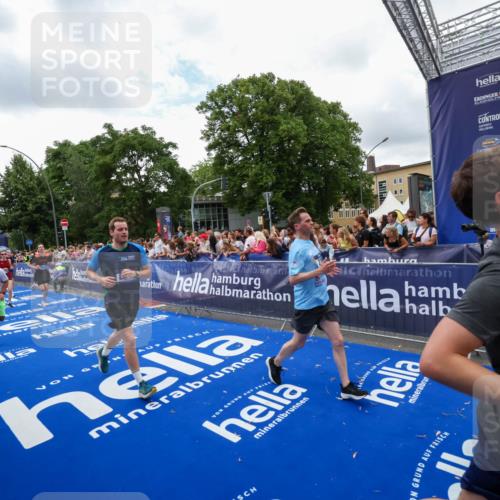 29.06.2025 - hella hamburg halbmarathon Zöllner http://msf.ph/oto/8411175 29.06.2025 10:45:40 Ziel 2138, 2415, 5623, 6071, 6711, 8374, 8668, 11291, 11495, 12154, 14764, 15666, 17674, 18862, 18878 meine-sportfotos.de