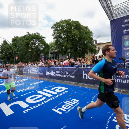 29.06.2025 - hella hamburg halbmarathon Zöllner http://msf.ph/oto/8411178 29.06.2025 10:45:41 Ziel 2138, 5623, 6071, 6711, 8374, 8668, 11291, 11495, 12154, 14764, 15666, 17674, 18862, 18878 meine-sportfotos.de