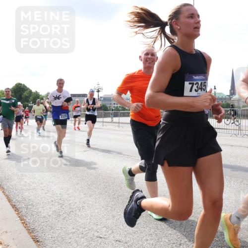 29.06.2025 - hella hamburg halbmarathon Lena Gebhardt http://msf.ph/oto/8411179 29.06.2025 10:17:06 Lombardsbrücke 2225, 7345, 1459, 1083, 1117, 1137, 1240, 1298, 1331, 1348, 1356, 1403, 1477, 1553, 1602, 1825, 2225, 2860, 2908, 3088, 3176, 3210, 3450, 3464, 3466, 3622, 5023, 5036, 5037, 5390, 5929, 5930, 5995, 6126, 6128, 6328, 6522, 6742, 6941, 6948, 7114, 7115, 7257, 7345, 7360, 7376, 7410, 7445, 7647, 7924, 7928, 7945, 8210, 8253, 8263, 8317, 8433, 8513, 8558, 8619, 8983, 9091, 9152, 9208, 9259, 9332, 9492, 9676, 10232 meine-sportfotos.de