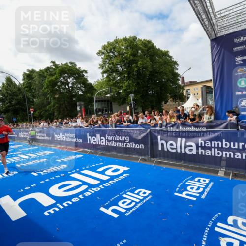 29.06.2025 - hella hamburg halbmarathon Zöllner http://msf.ph/oto/8411180 29.06.2025 10:21:38 Ziel 6559, 9442, 11965, 17856 meine-sportfotos.de