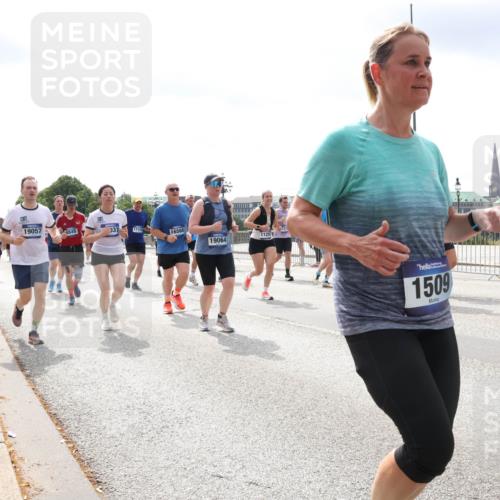 29.06.2025 - hella hamburg halbmarathon Lena Gebhardt http://msf.ph/oto/8411181 29.06.2025 10:41:49 Lombardsbrücke 19057, 8848, 03, 17150, 16568, 11255, 19064, 1509, 01, 1039, 1314, 1509, 1536, 1542, 1623, 1648, 1712, 1752, 2145, 2153, 2258, 2523, 2974, 3276, 3326, 3344, 3459, 3460, 3568, 3623, 4415, 4541, 4610, 4735, 4736, 4787, 5432, 5671, 5942, 6136, 6137, 6153, 6250, 6320, 6430, 6436, 6450, 6618, 6793, 6837, 6846, 6894, 7022, 7023, 7477, 7955, 7968, 8004, 8162, 8163, 8300, 8301, 8443, 8586, 8848, 8897, 8908, 9008, 9223, 9467, 9588, 10027, 10181, 10348, 10483, 10623, 11011, 11166 meine-sportfotos.de