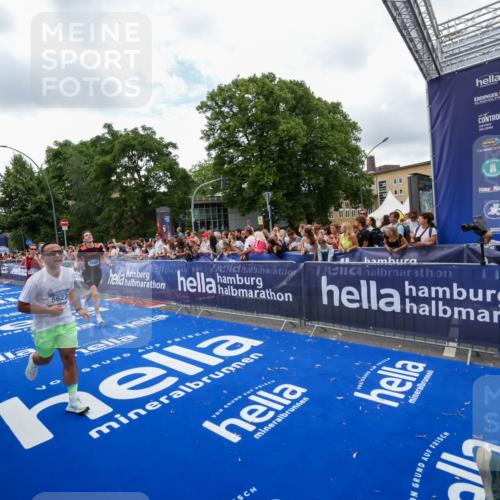 29.06.2025 - hella hamburg halbmarathon Zöllner http://msf.ph/oto/8411183 29.06.2025 10:45:41 Ziel 2138, 5623, 6071, 6711, 8374, 8668, 11291, 11495, 12154, 14764, 15666, 17674, 18862, 18878 meine-sportfotos.de