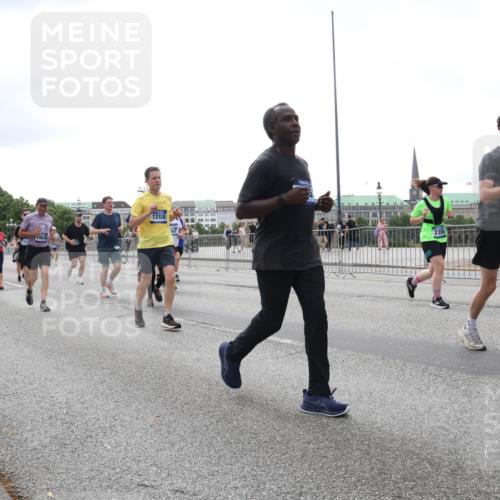 29.06.2025 - hella hamburg halbmarathon Lena Gebhardt http://msf.ph/oto/8411186 29.06.2025 10:51:05 Lombardsbrücke 1063, 1208, 1650, 1129, 1203, 1208, 1404, 1478, 1930, 2200, 2202, 2358, 2380, 2859, 3184, 3229, 3647, 3838, 3934, 4156, 4642, 4652, 4695, 4713, 4771, 4848, 4920, 5286, 5289, 5357, 5530, 6178, 6961, 7012, 7133, 7141, 7161, 7770, 7771, 7825, 7938, 8040, 8200, 8410, 8672, 8779, 8833, 8986, 9096, 9166, 9167, 9168, 9933, 10029, 10437, 10552, 10614, 10636, 11052, 11252, 11577, 12392, 12393, 14534, 15416 meine-sportfotos.de