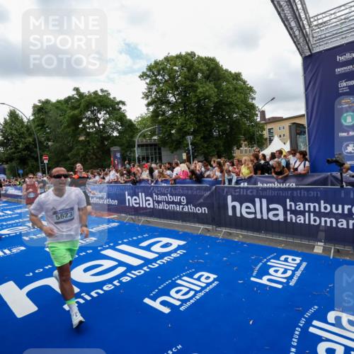 29.06.2025 - hella hamburg halbmarathon Zöllner http://msf.ph/oto/8411189 29.06.2025 10:45:41 Ziel 2138, 5623, 6071, 6711, 8374, 8668, 11291, 11495, 12154, 14764, 15666, 17674, 18862, 18878 meine-sportfotos.de