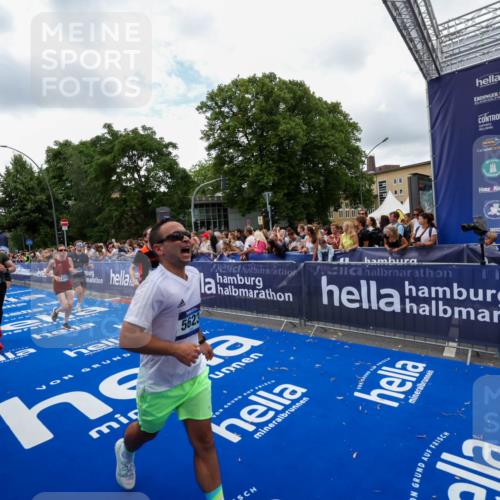 29.06.2025 - hella hamburg halbmarathon Zöllner http://msf.ph/oto/8411193 29.06.2025 10:45:42 Ziel 5623, 6071, 6711, 8668, 11291, 11495, 12154, 14764, 15666, 17332, 17674, 18862, 18878 meine-sportfotos.de
