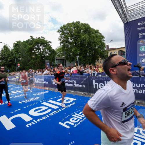 29.06.2025 - hella hamburg halbmarathon Zöllner http://msf.ph/oto/8411199 29.06.2025 10:45:42 Ziel 5623, 6071, 6711, 8668, 11291, 11495, 12154, 14764, 15666, 17332, 17674, 18862, 18878 meine-sportfotos.de