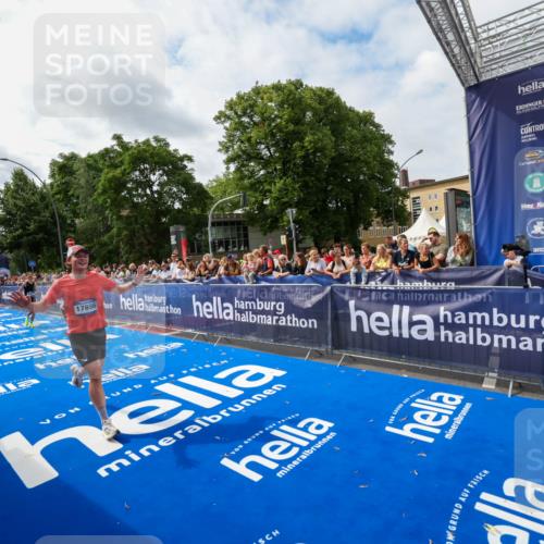29.06.2025 - hella hamburg halbmarathon Zöllner http://msf.ph/oto/8411200 29.06.2025 10:21:38 Ziel 6559, 9442, 11965, 17856 meine-sportfotos.de