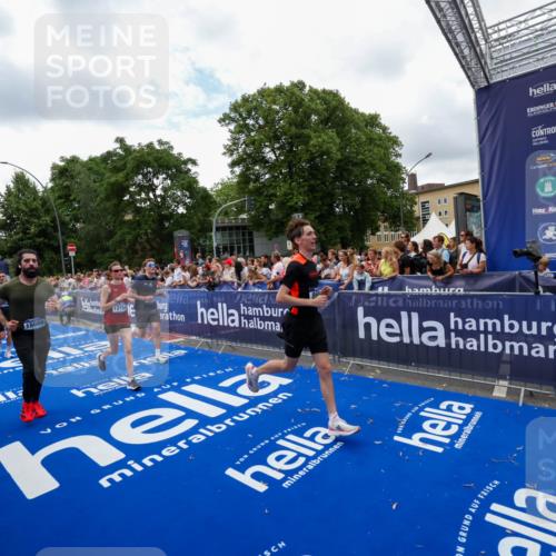 29.06.2025 - hella hamburg halbmarathon Zöllner http://msf.ph/oto/8411206 29.06.2025 10:45:42 Ziel 5623, 6071, 6711, 8668, 11291, 11495, 12154, 14764, 15666, 17332, 17674, 18862, 18878 meine-sportfotos.de