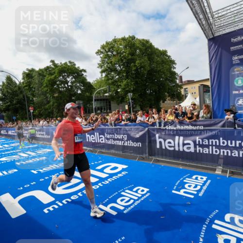 29.06.2025 - hella hamburg halbmarathon Zöllner http://msf.ph/oto/8411209 29.06.2025 10:21:39 Ziel 6559, 9442, 11965, 17856 meine-sportfotos.de