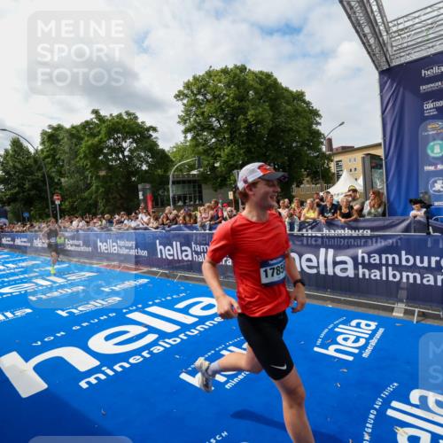 29.06.2025 - hella hamburg halbmarathon Zöllner http://msf.ph/oto/8411219 29.06.2025 10:21:39 Ziel 6559, 9442, 11965, 17856 meine-sportfotos.de